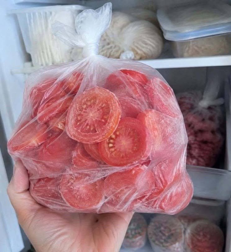 Elle aura l’air et le goût de tomates fraîches : peu de gens connaissent la règle principale pour congeler les